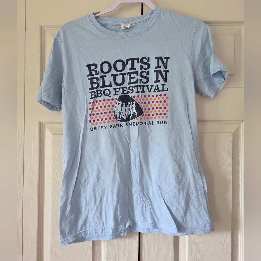 Blue Gildan short sleeve tee, Size M